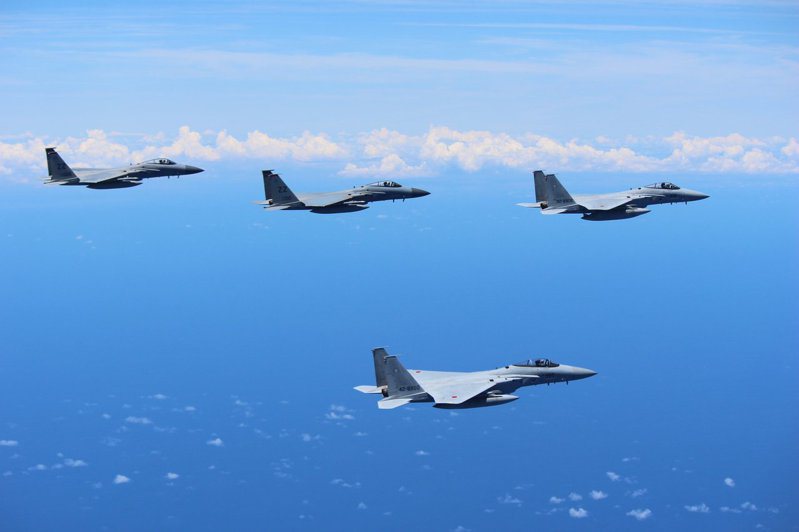美國空軍在官方推特釋出與日本航空自衛隊在沖繩（琉球）周邊進行聯合演訓的照片。 圖擷自@PACAF