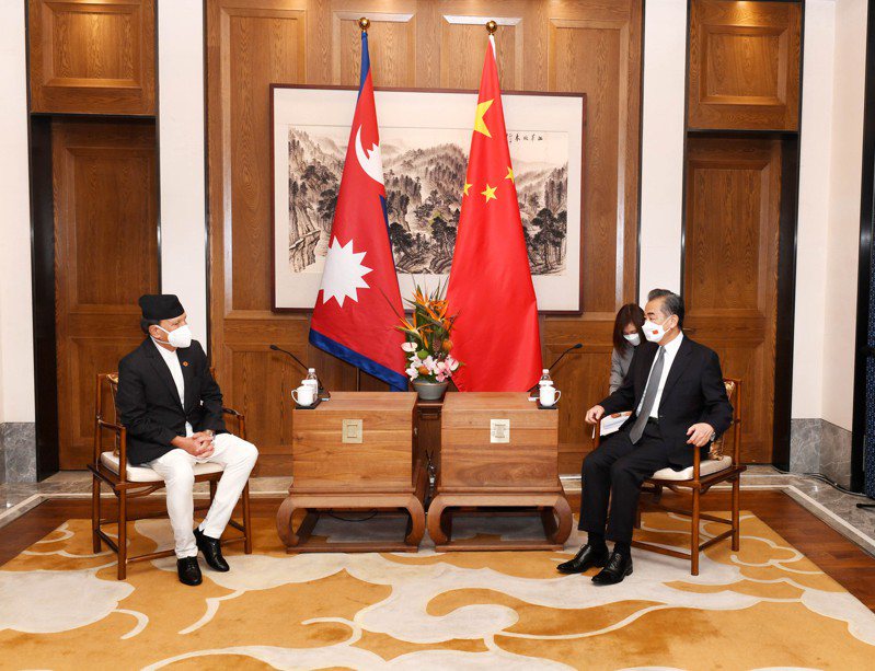 王毅10日在山东青岛和来华访问的尼泊尔外长卡德加（Narayan Khadka）举行了会谈。 新华社(photo:UDN)