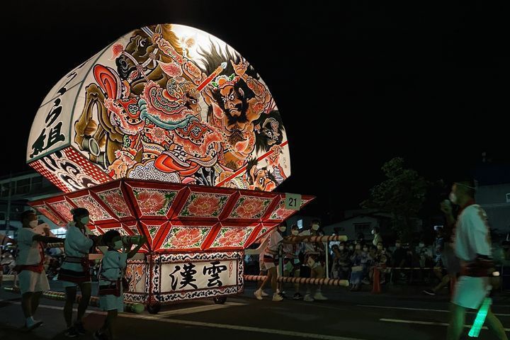 弘前市睡魔祭今年迎接300周年，現場遊行活動民眾熱情參與人聲鼎沸。　圖：臺北市政府觀光傳播局／提供
