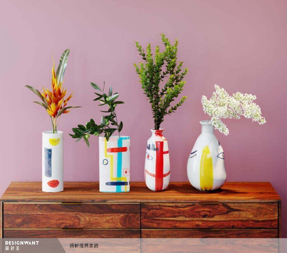 德國 KARE 系列花瓶擁有繽紛色彩、簡單隨性筆觸，以及隨機造型，能帶來好心情。