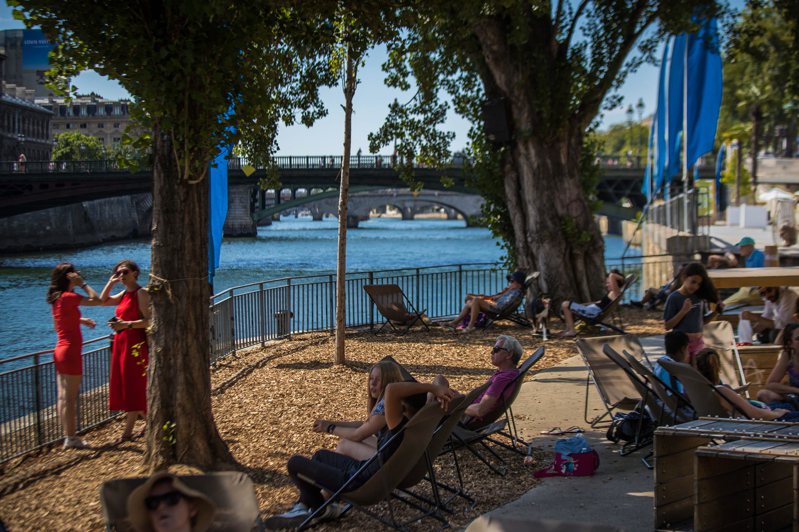 巴黎近日传出一名美国游客在市中心的公共厕所被一名23岁的男子性侵，随后该男子收到指控并被羁押候审，这起案件在被认为是安全的巴黎河滨地区引起譁然。美联社(photo:UDN)