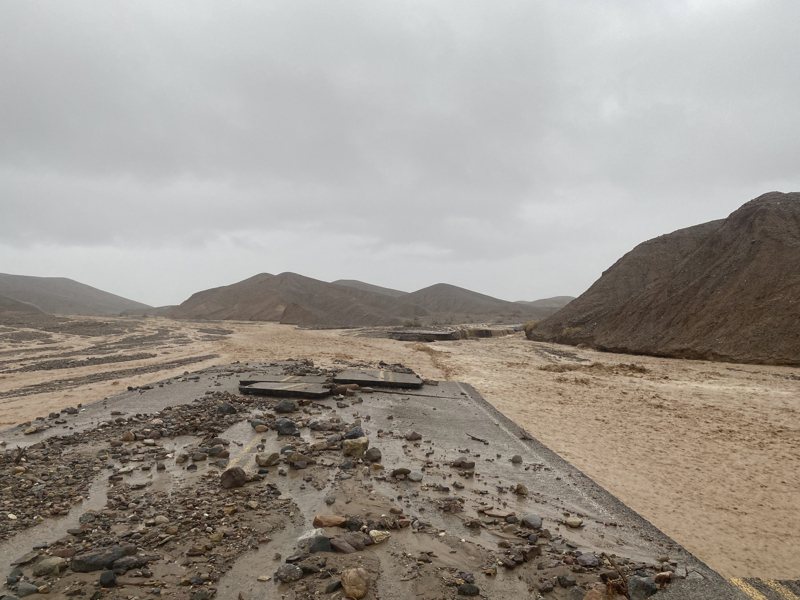 美國加州的「死亡谷」以極度乾燥的氣候聞名，不料近日竟出現傾盆大雨，不只破壞基礎設施還將汽車沖走，氣象學家將此描述為「1000年一次的事件」。美聯社