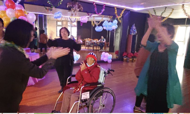 今年初過世的鄭清秀（中坐輪椅者）生前由醫院及友人為她舉辦告別舞會。圖／安南醫院提供