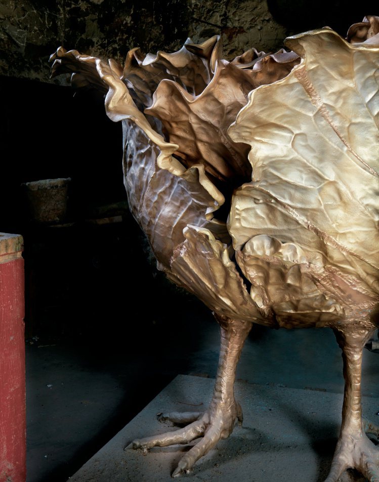 Claude Lalanne作品《雞腳捲心菜》，鎏金銅。圖／佳士得提供
