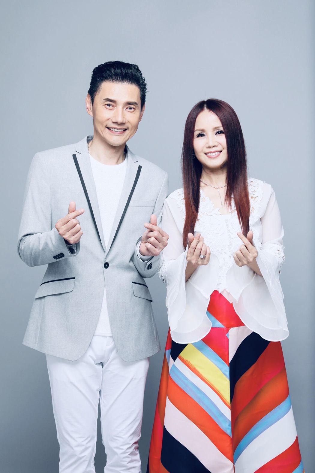 包偉銘(左)和愛妻劉依純為公益活動拍攝主視覺。圖／翰森娛樂提供