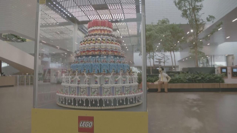 丹麥玩具製造商「樂高」為慶祝成立90周年，於10日推出近95000個積木拼成的生日蛋糕。樂高生日蛋糕共有9層，每一層都代表樂高遊戲的一個十年。路透 / LEGO