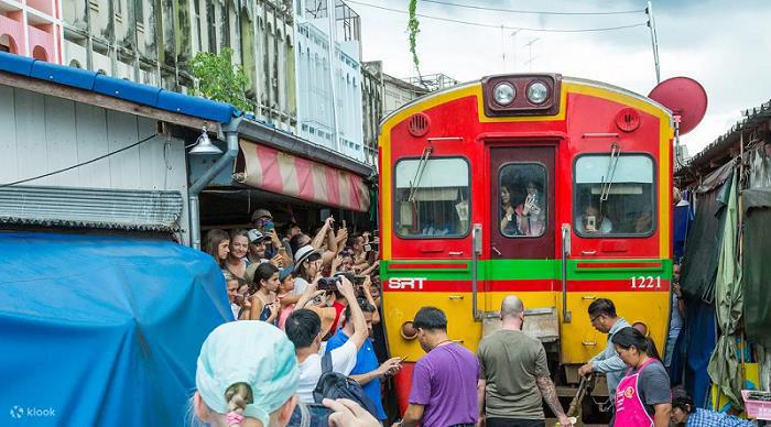 在泰國曼谷水上市場和鐵道市集，看火車穿過熙攘市場的特殊奇景。圖/Klook提供