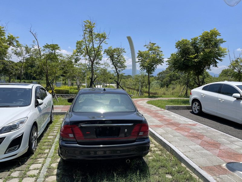 嘉義市綠映水漾公園有片空地能免費停車，卻有無車牌的轎車占用。記者林伯驊／攝影