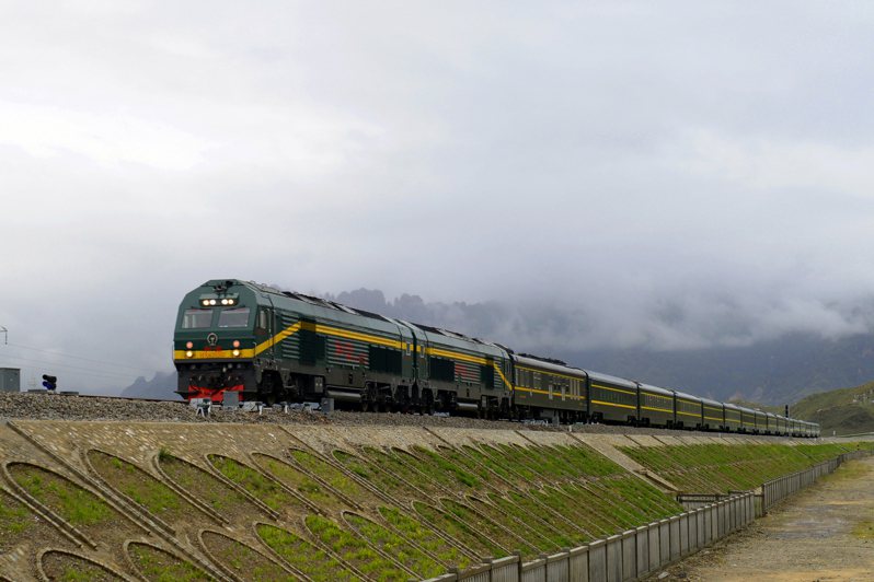 2014年拉日鐵路開通，最終目標是延伸到尼泊爾加德滿都。（新華社）