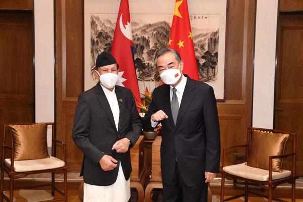 大陸外長王毅（右）10日與尼泊爾外長會談時，明確提到陸方今年內將派專家赴尼泊爾進...
