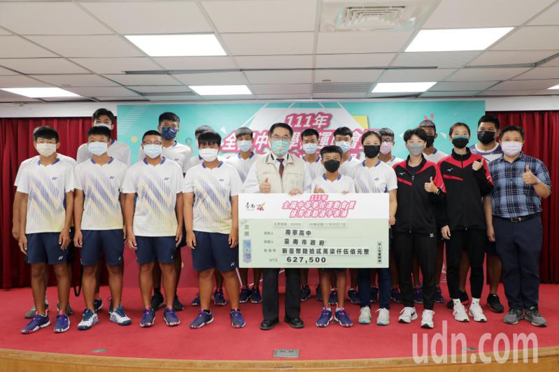 台南市代表隊在今年全中運拿下41金、39銀、42銅，市長黃偉哲表揚選手。圖／台南市政府提供