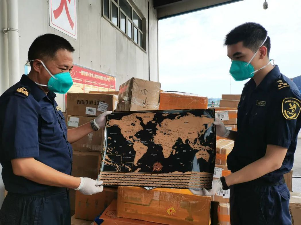 重慶海關所屬渝州海關根據風險布控指令對一批出口至歐洲的貨物實施查驗時發現24套地...