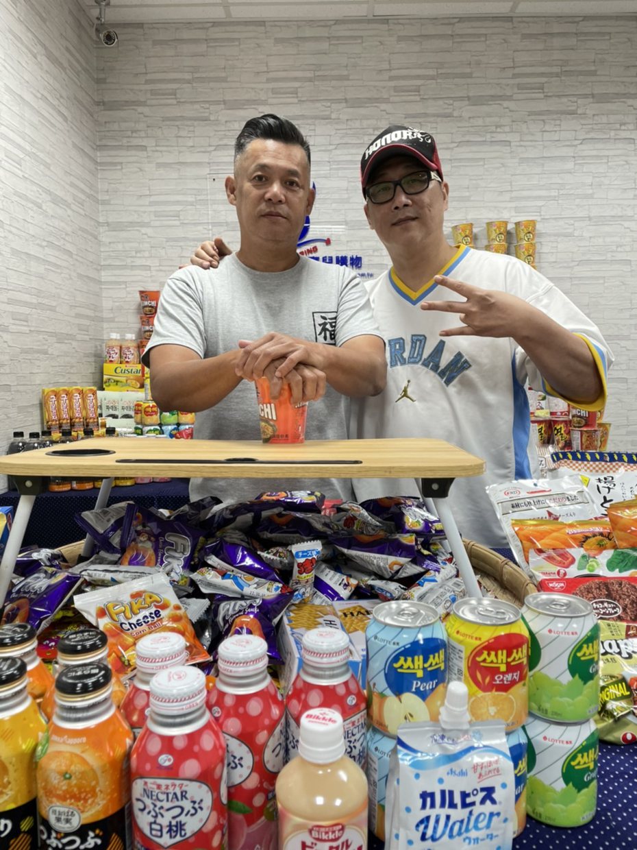 薛志正(右)和汪建民直播賣日韓夯零食。記者葉君遠／攝影