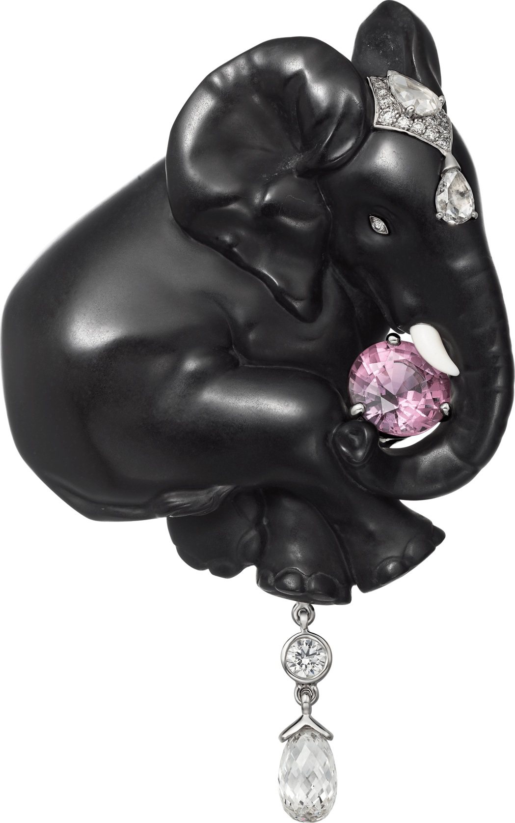 ÉLÉPHANT大象胸針，石化木蘭花木、鑲嵌粉紅藍寶石及鑽石。圖／卡地亞提供