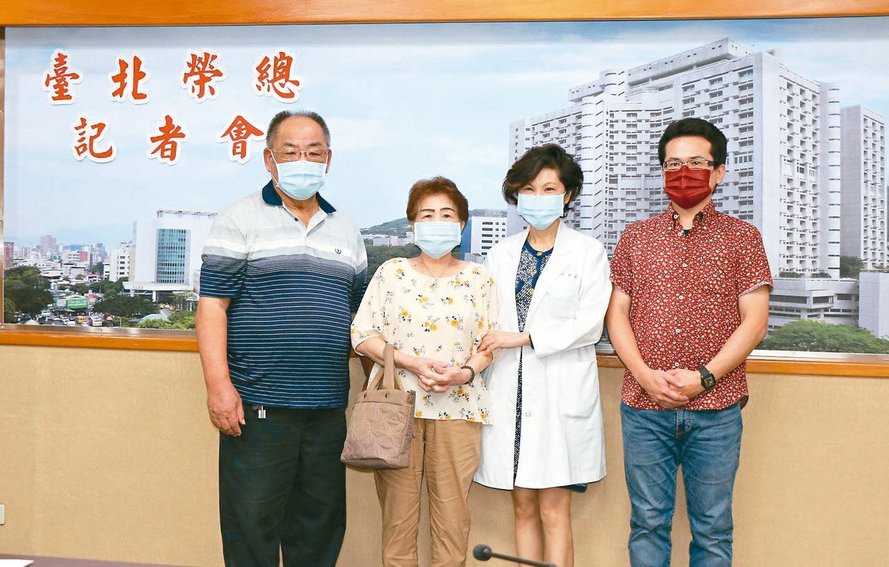 盧女士(左2)及其家人感謝北榮醫師陳嬰華(右2)及醫療團隊救治。圖／台北榮總提供