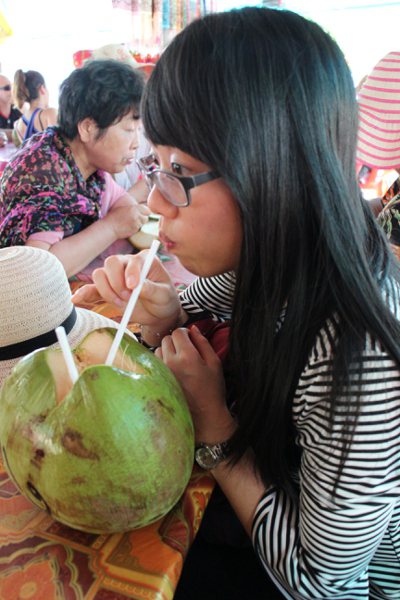 到柬埔寨旅遊中暑，喝了椰子水才緩解。圖／高琬婷提供