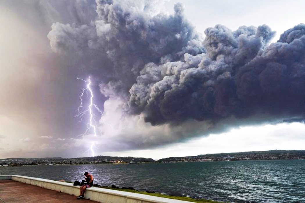 8月8日，馬坦薩斯港大火仍在延燒，天空同時雷電交加。 圖／路透社　