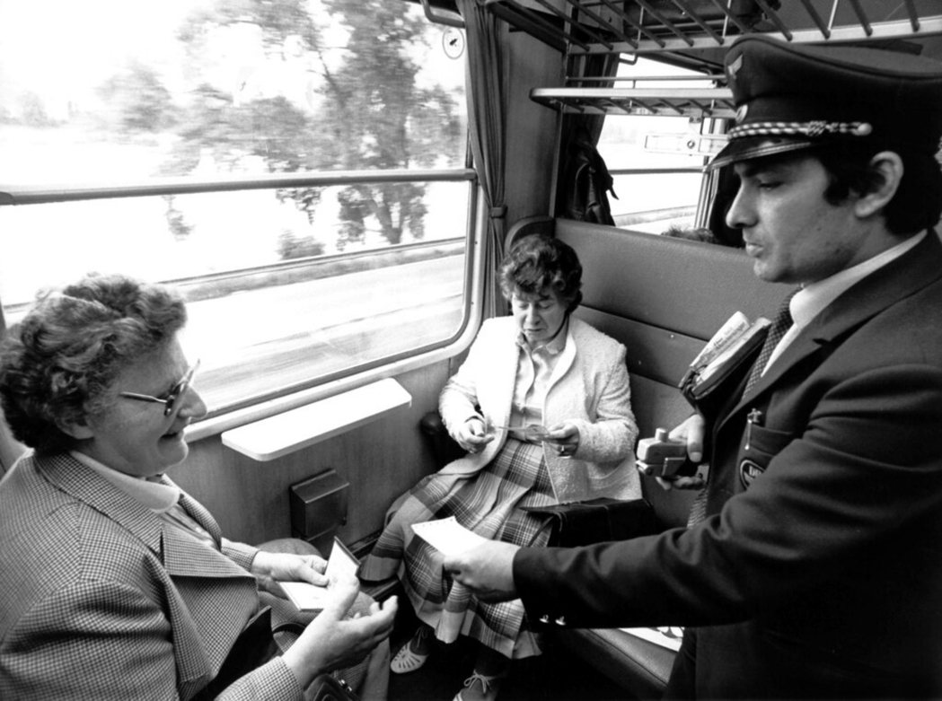 照片拍攝於1981年，一名德鐵乘務人員為乘客進行驗票。 圖／美聯社　　