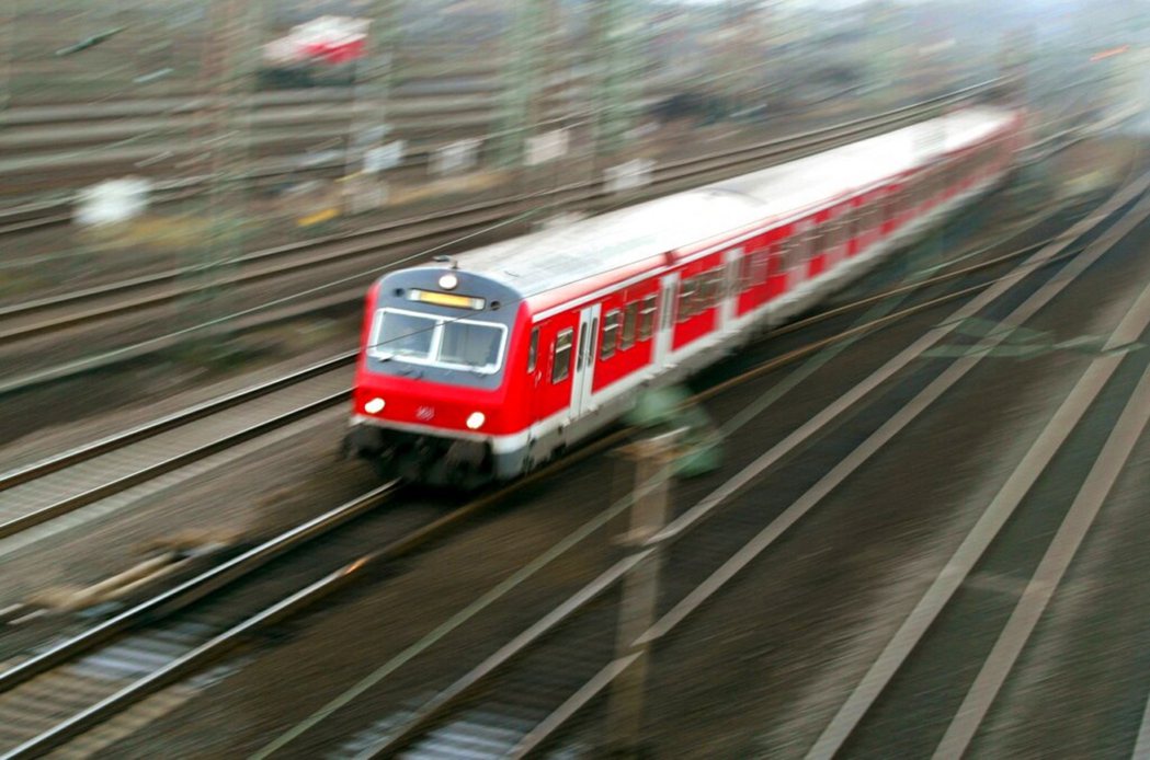 德鐵列車常處於避免誤點而急忙趕路的壓力。 圖／美聯社　
