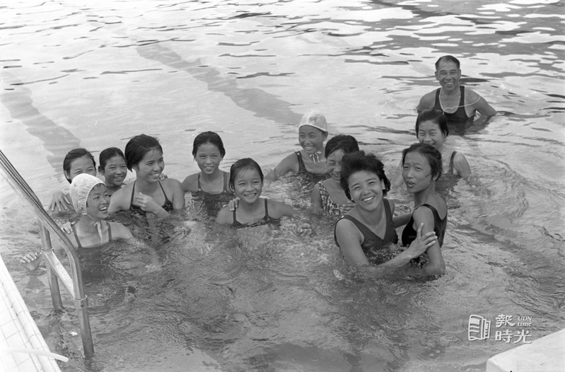 鳳山游泳訓練隊練習情形。圖＼聯合報系資料照（1964/07/29　陳明輝攝影） 