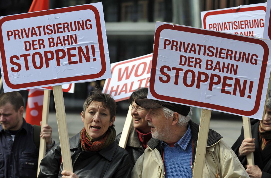 2008年抗議人士於德鐵總部前高舉標語「停止鐵路私有化」及「遵守諾言」等標語。 ...