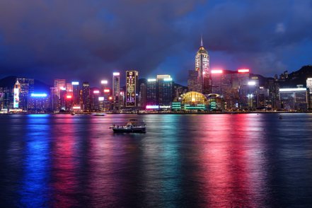 香港政府預計，今年經濟可能出現自2019年以來的第三次收縮，香港正在應對疫情的限制、貿易低迷和其他全球逆風，圖為香港維多利亞港。中新社