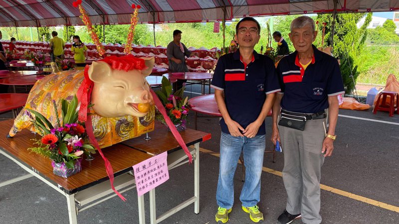 彰化縣二水鄉安德宮今年敬獻兩頭豬，豬頭用木頭雕刻而成，豬身是豬肉。記者簡慧珍／攝影
