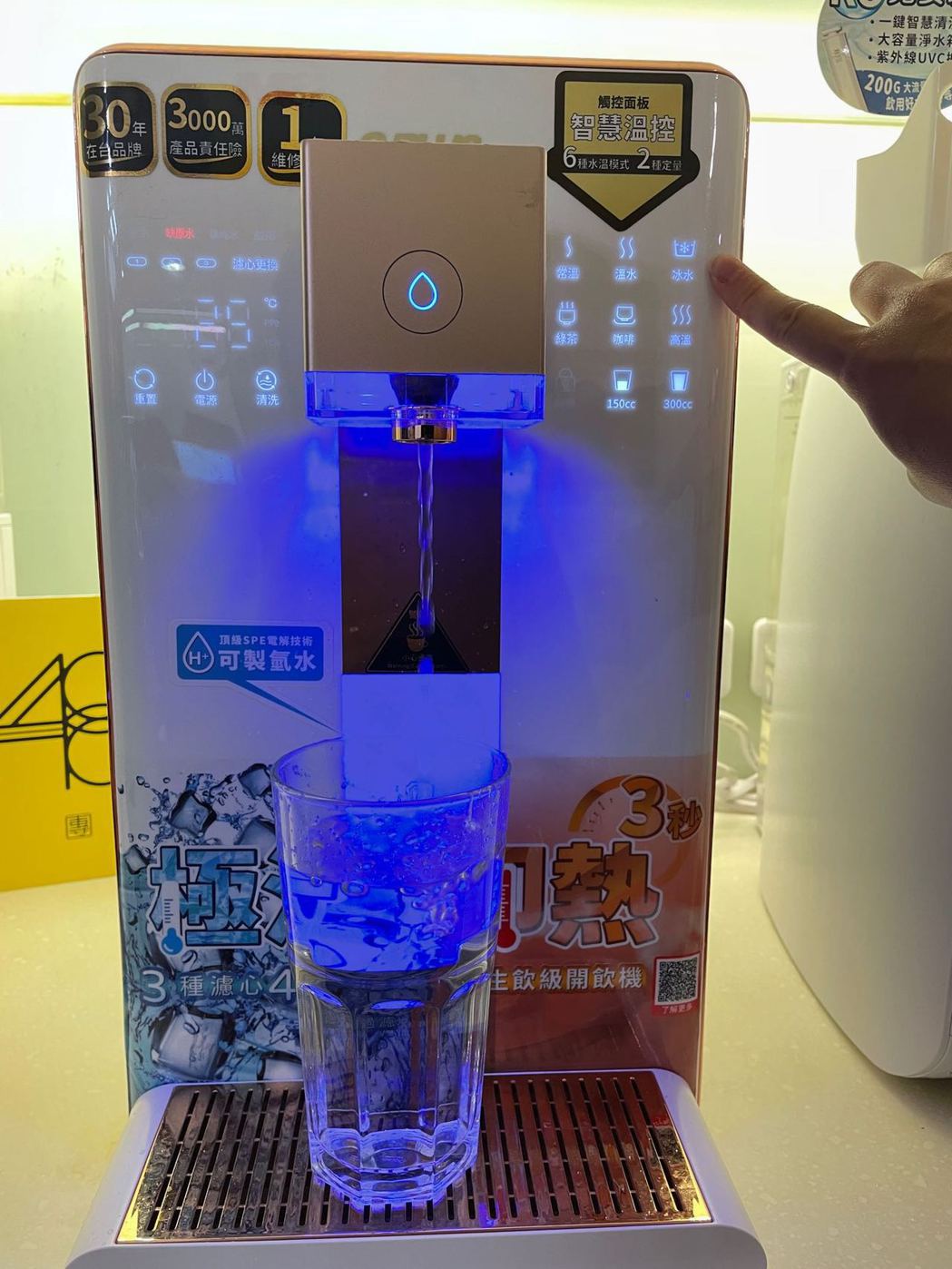 使用冰溫熱開飲機，一鍵即可喝到冰水最消暑。