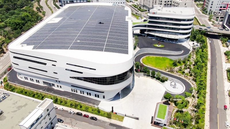 台中精機營運總部，2021年獲內政部頒發綠建築銅牌標章，是知名的綠色智慧工廠，建...