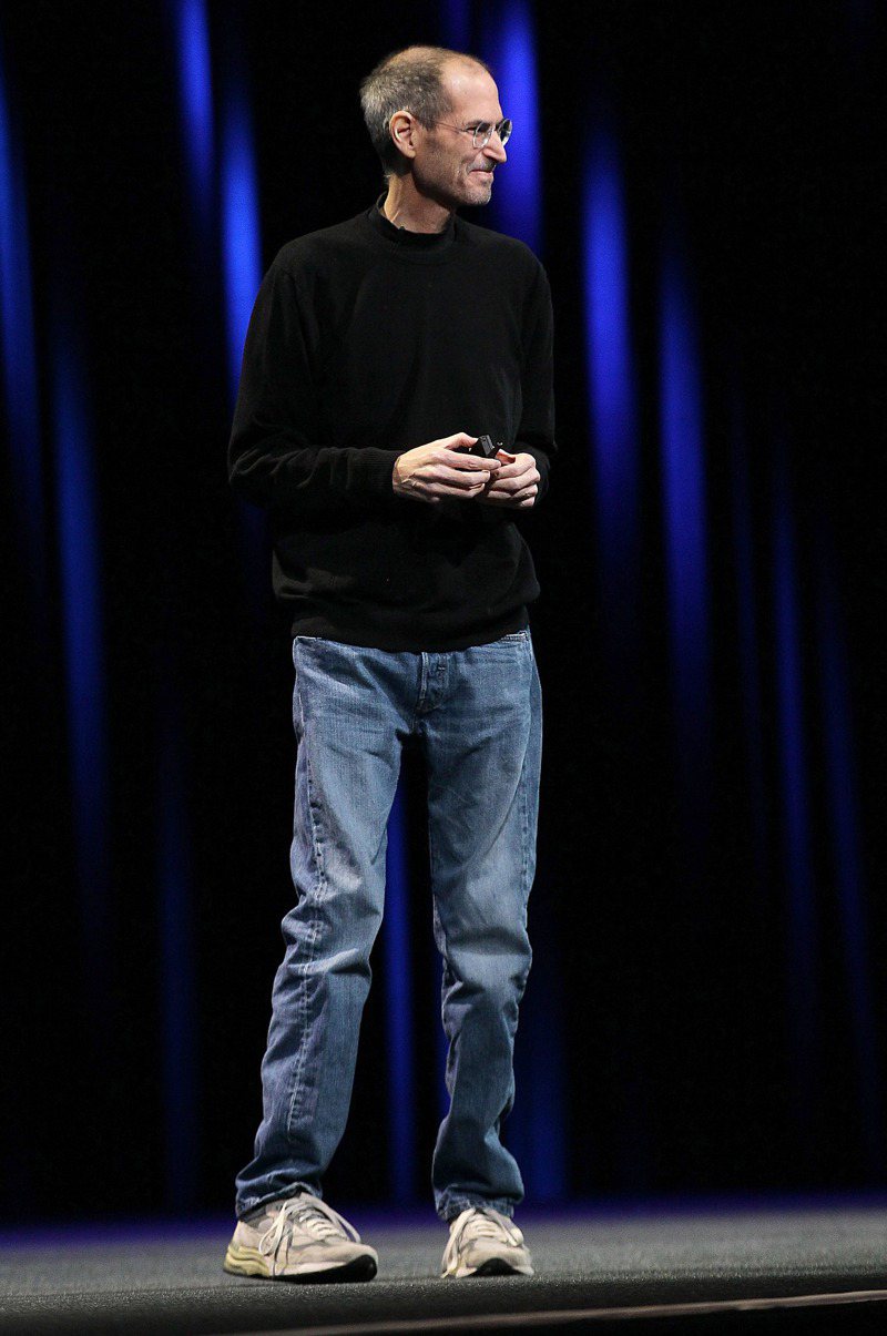 蘋果前執行長喬布斯膾炙人口的招牌黑色高領毛衣和牛仔褲，即為三宅一生設計。法新社