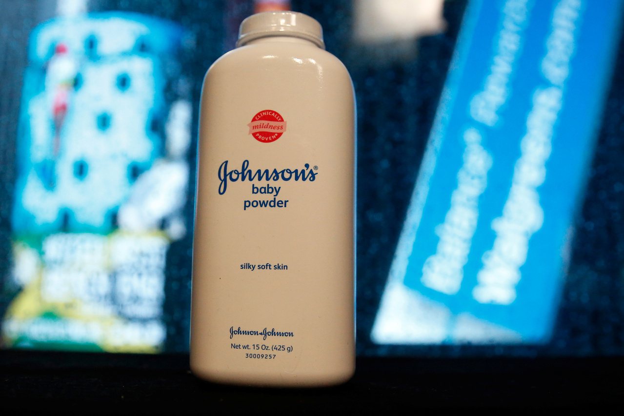 嬌生集團（Johnson & Johnson）今天宣布，將於明年停止在全球銷售以滑石粉為基底的嬰兒爽身粉。<br />路透