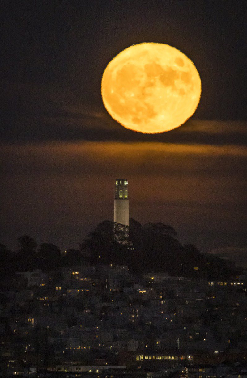 今年最後一個超級月亮，11日在歐美地區現身。發生在8月的滿月在北美也被稱為「鱘魚月」（Sturgeon Moon）。 圖為11日晚間在美國舊金山所拍攝的鱘魚月。 美聯社