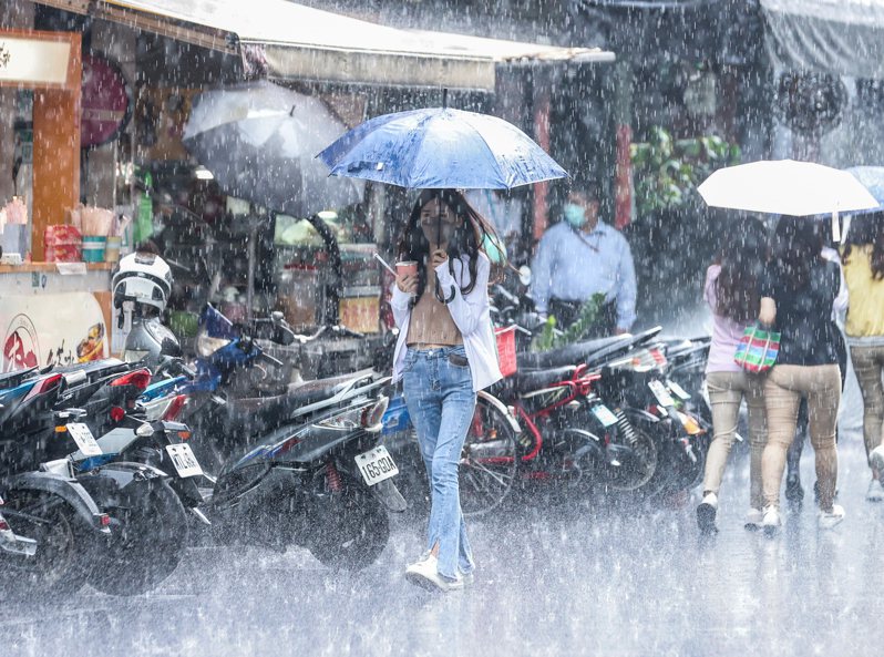 氣象局表示，今天高雄市及台南市（仁德區）有局部大雨或豪雨發生的機率。本報資料照片