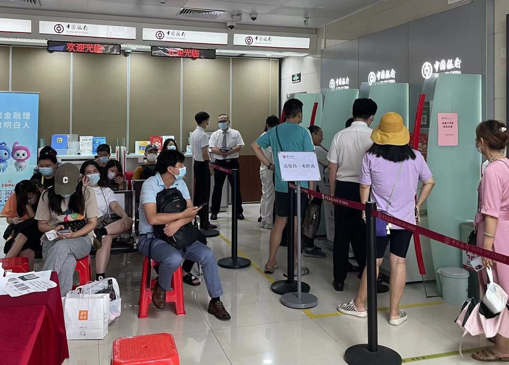 深圳不少民眾銀行帳戶遭凍結，被迫到銀行臨櫃辦理解鎖。（取自《第一財經》）