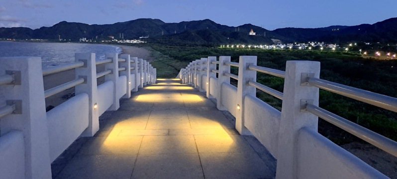 員潭溪景觀橋換新裝融入地景，遠眺野柳岬海景絕佳處。圖／北觀處提供