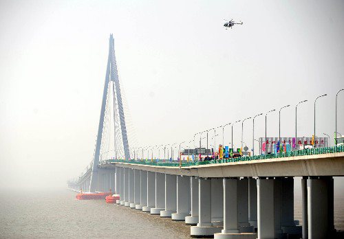 杭州灣將會興建世界最長高鐵跨海大橋，圖為2008年5月1日，36公里長的杭州灣跨...
