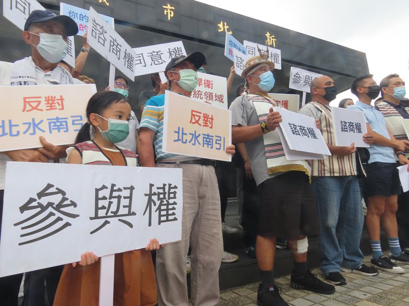 烏來4部落族人聚集新北市議會強烈表達反對北水南引，高喊「誓死抗議到底！」。記者李定宇／攝影