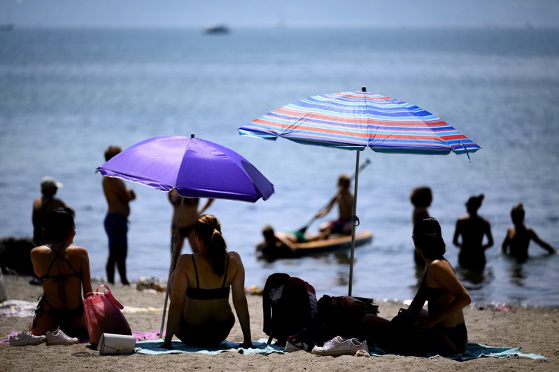 美國南卡羅萊納州一名婦女日前在沙灘上遊玩時，遭到強風吹起的沙灘遮陽傘刺中胸口，送醫一小時後不治身亡。圖為沙灘傘示意圖。歐新社