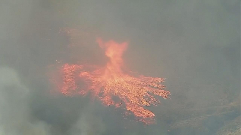 美國FOX Weather綜合報導，加州洛杉磯郡西北戈爾曼的138號州道附近10日下午發生山林大火，迅速延燒超過100英畝，甚至產生了狀似「火龍捲」的現象。路透 / ABC AFFILIATE KABC