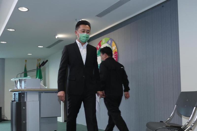 新竹市前市長林智堅（左）今天在民進黨中央舉行記者會，宣布退出桃園市長選舉。記者許正宏／攝影