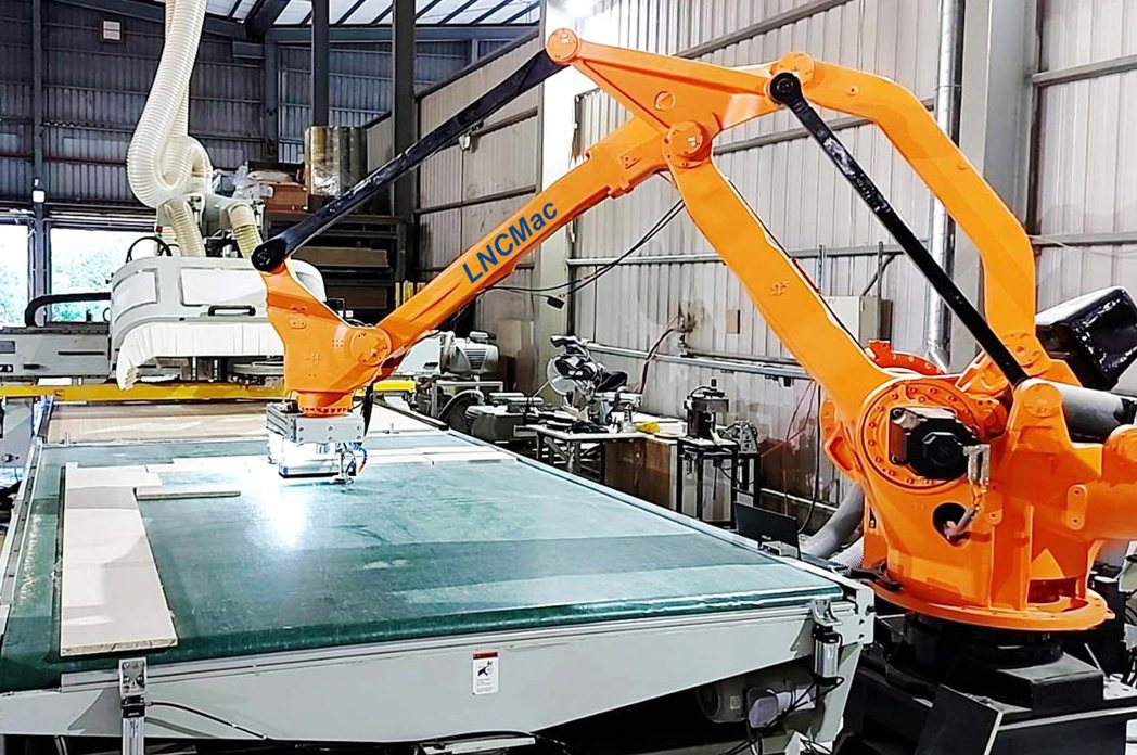 寶元智造LNCMac機器人在國內龍頭家具製造大廠現場作業應用。 寶元數控／提供