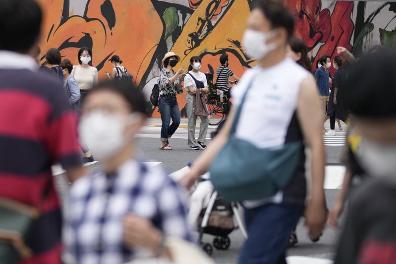 日本正遭受第7波疫情侵襲，根據日媒自行統計，今天全境新增確診病例逾18萬例；其中東京疫情稍緩，連續8天低於上週同日。 美聯社