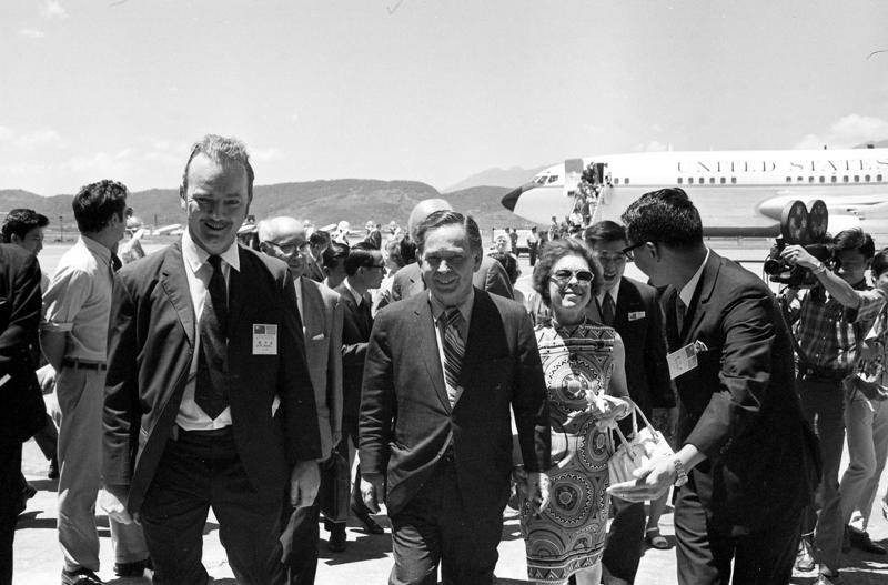 1971年8月13日，美國眾議院議員訪問團一行23人，由時任議長艾伯特（左二）率領中午搭乘專機飛來台北訪問。圖／聯合報系資料照片