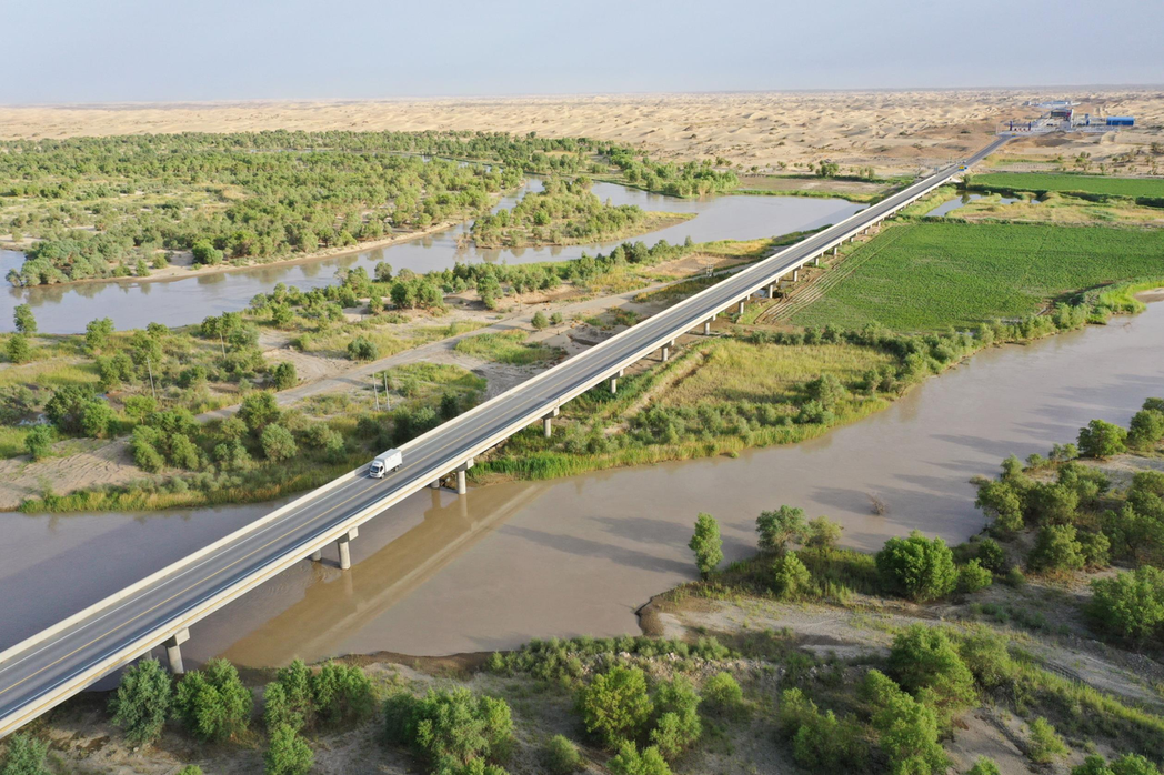 圖為流經新疆尉犁的塔里木河今年6月22日空拍照。新華社