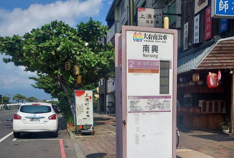 議員李啟維指台南市公車站牌資訊LED燈常故障。圖／李啟維提供