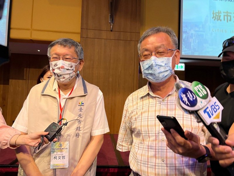 台北市長柯文哲（左）率隊到澎湖參訪兩天，被問及藍白合問題沒正面回應，縣長賴峰偉則說「市政交流就是合作」。記者徐白櫻／翻攝