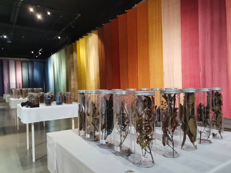 台中市纖維工藝博物館「交響與共鳴：台灣天然染色文化意象」特展今天開幕，展期至9月18日。圖／台中市政府提供