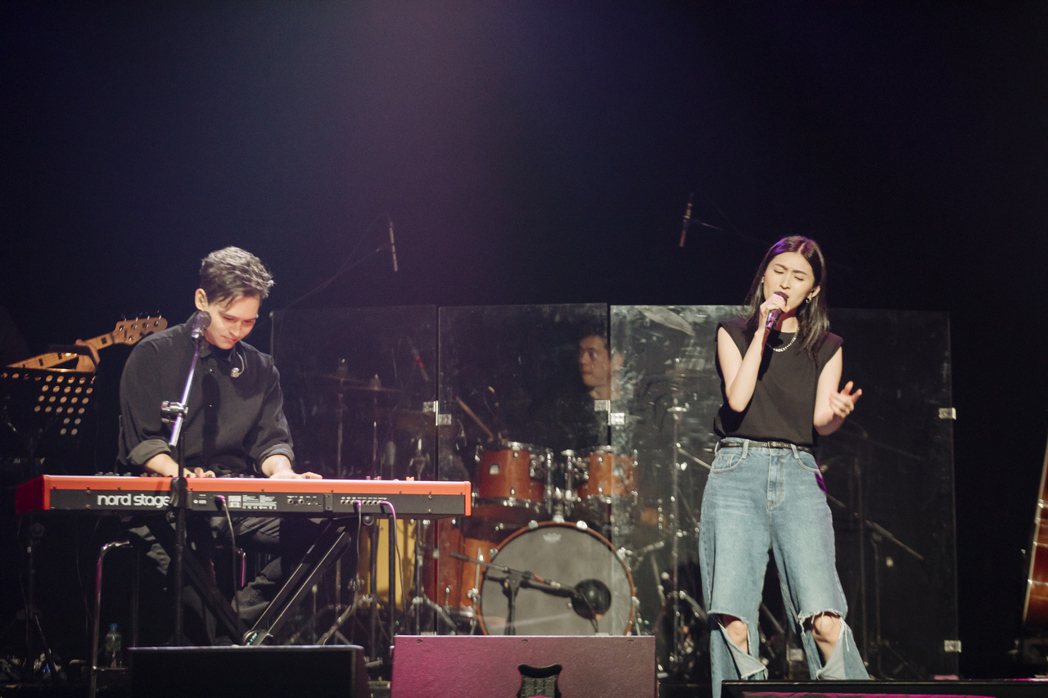 倪安東(左)舉辦演唱會，老婆管罄上台合唱。圖／Legacy提供