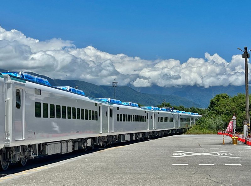 台鐵新型城際列車第17、18編組陸續抵達花蓮，車側邊條由紅色變為綠色。圖／Kolas競選服務處提供