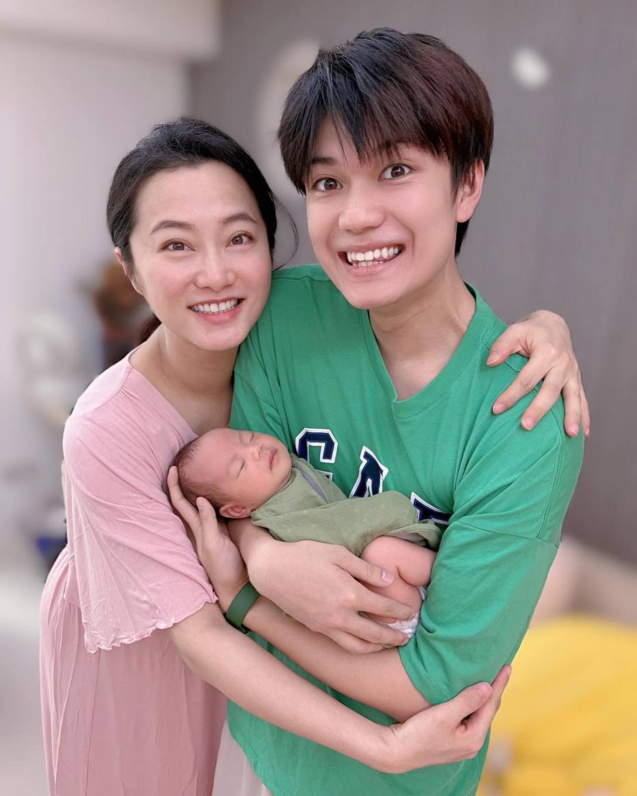 趙小僑(左)分享劉子銓抱到妹妹的開心模樣。圖／摘自臉書
